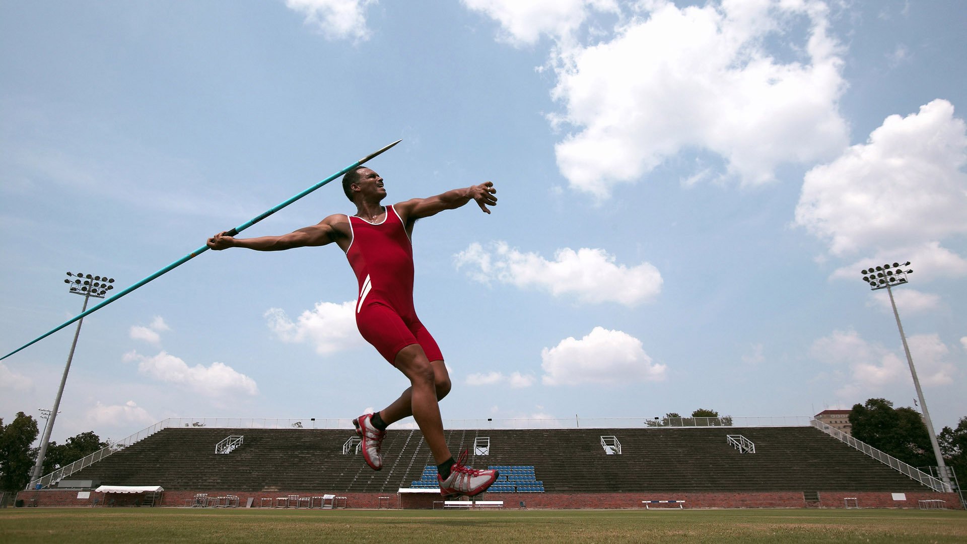领先优势明显引发热议！蒂姆在雄鹿比赛中夺冠观众掌声雷动